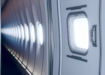 Pasajero intenta abrir puerta de avión en pleno vuelo y le amarran las manos