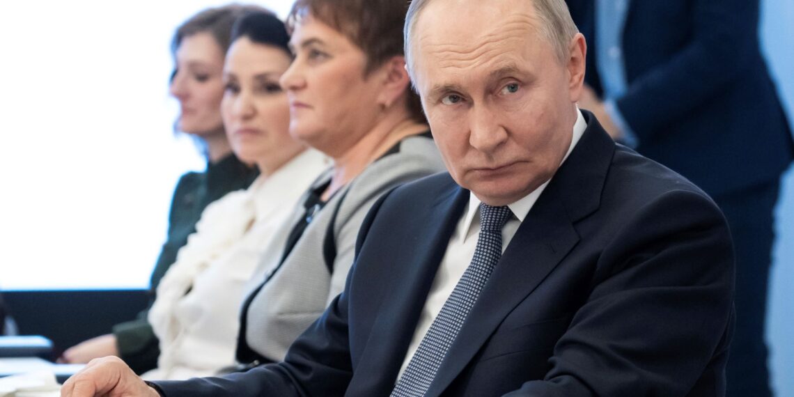 La Jornada - Putin acusa a Macron de ser un Napoleón Bonaparte o Hitler