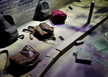 Tres adolescentes fueron arrestadas tras intentar apuñalar a su madre por desconectar el Wi-Fi de la casa