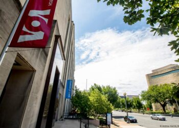 Trump congela Voice of America y otros medios públicos – DW – 16/03/2025