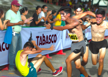 ¡Reprobable! Corredor que termina en segundo lugar en una carrera en Tabasco golpea al ganador: “Se está burlando el ca...”