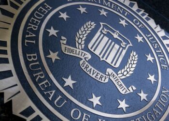 Un joven de 17 años en Wisconsin supuestamente mató a sus padres como parte de un complot para asesinar a Trump, dice el FBI