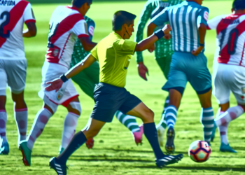 Árbitro en Perú se defiende con patada voladora en pleno partido