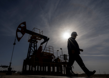 Precios del petróleo cierran con ganancias a la espera de los aranceles de Donald Trump