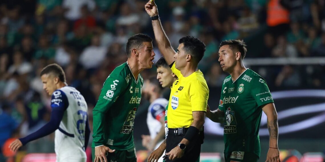 James Rodríguez fue amonestado dos veces contra Monterrey por reclamos al árbitro