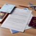 ¿Cuáles son los documentos clave para viajar en avión con menores de edad?