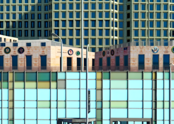 Embajadas de EE.UU. amenazan a contratistas con no pagarles si continúan con programas de diversidad e inclusión