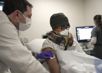 La Jornada - Extirpan riñón de cerdo a paciente trasplantada en EU hace cuatro meses