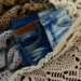 Ideas para combinar blusas de crochet bonitas con diferentes tipos de jeans en primavera 2025
