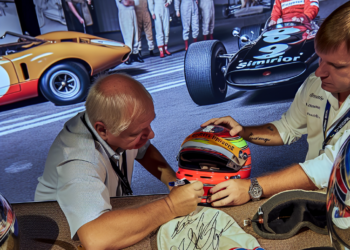 Michael Schumacher firma un casco de Jackie Stewart que será subastado