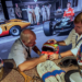 Michael Schumacher firma un casco de Jackie Stewart que será subastado
