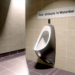 Investigadores de la Universidad de Waterloo han desarrollado nuevos urinarios que reducen el «salpicado» hasta un 1,4 % en comparación con los modelos estándar