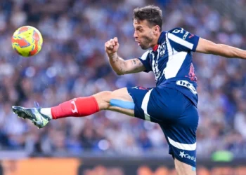 Sergio Canales presentó heridas en su pierna izquierda por romper una puerta de cristal