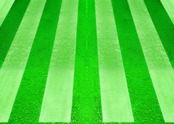 Este es el significado real de los pasos de cebra pintados de verde en Madrid y otras ciudades