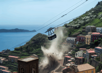 Teleférico que trasladaba a turistas cae en Nápoles; hay 4 muertos y un herido grave – El Financiero