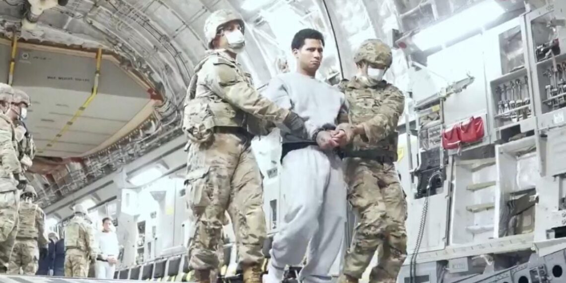 EU deporta a El Salvador a otros 17 presuntos miembros de pandillas pese a orden judicial