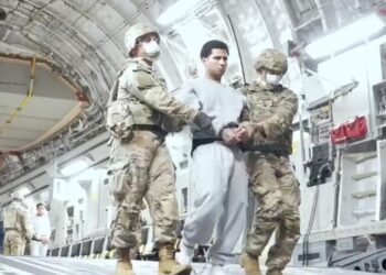 EU deporta a El Salvador a otros 17 presuntos miembros de pandillas pese a orden judicial