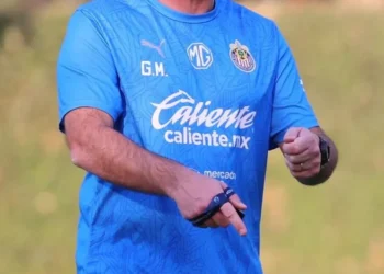 Afición de Chivas explota contra Amaury Vergara por fichaje de Gabriel Milito