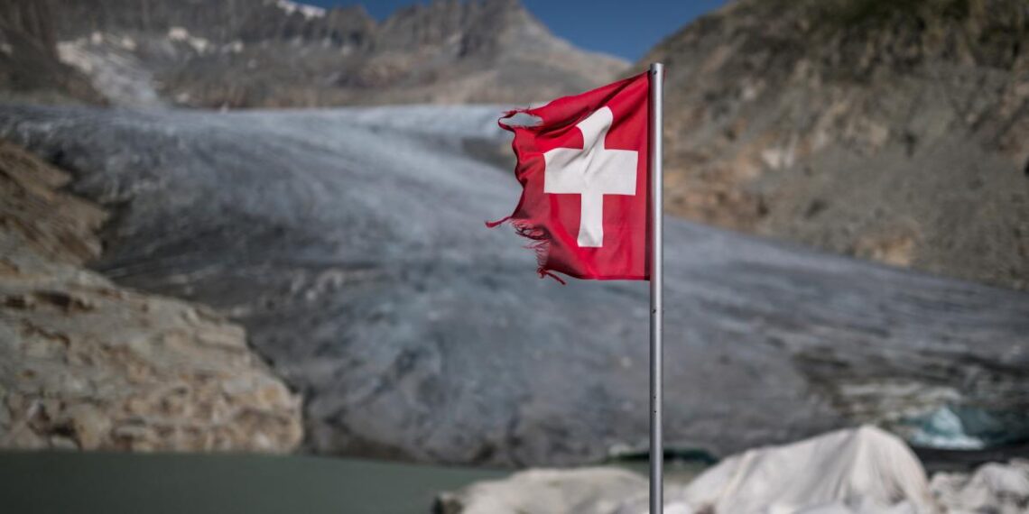 Avalancha glaciar arrasa parte de un pueblo suizo y deja un desaparecido