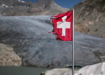 Avalancha glaciar arrasa parte de un pueblo suizo y deja un desaparecido