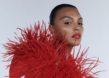 Paloma Elsesser rinde homenaje al dandismo negro con un vestido rojo de plumas en la MET Gala 2025