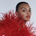 Paloma Elsesser rinde homenaje al dandismo negro con un vestido rojo de plumas en la MET Gala 2025