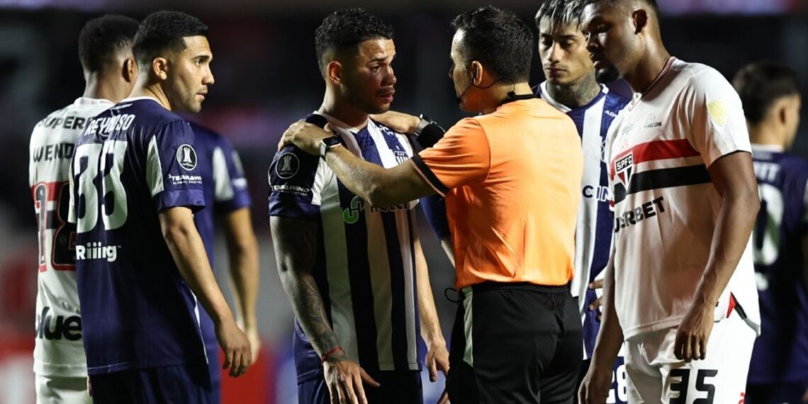 “Venezolano muerto de hambre”: Futbolista paraguayo insulta a su rival y provoca que estalle en llanto en un partido de Copa Libertadores