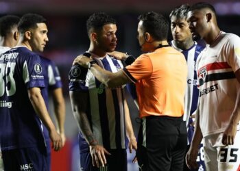 “Venezolano muerto de hambre”: Futbolista paraguayo insulta a su rival y provoca que estalle en llanto en un partido de Copa Libertadores