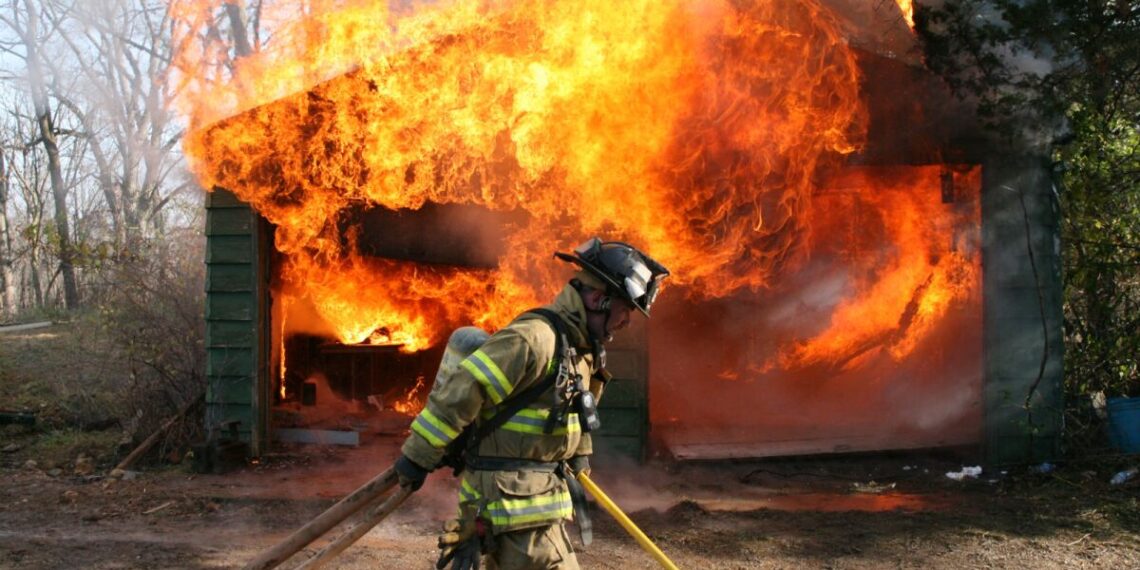 Pobladores incendian negocio y casa de familia que agredió a comerciante