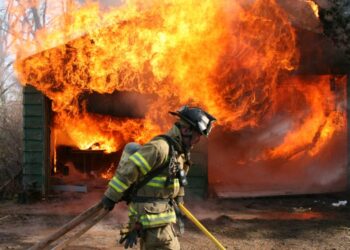 Pobladores incendian negocio y casa de familia que agredió a comerciante