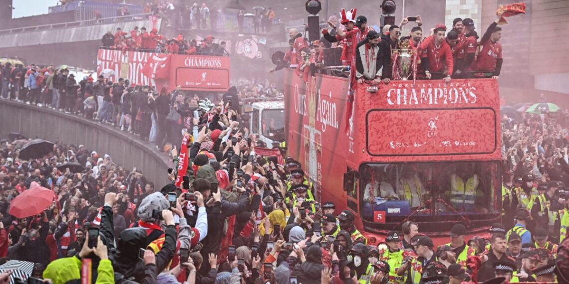 Un coche atropella a varios peatones durante desfile de la victoria del Liverpool