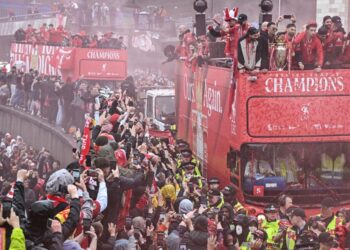 Un coche atropella a varios peatones durante desfile de la victoria del Liverpool