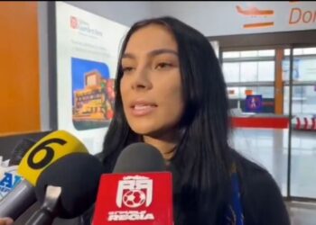 Aficionados de Tigres Femenil le TIRAN con todo a Sabrina Enciso tras su LLEGADA