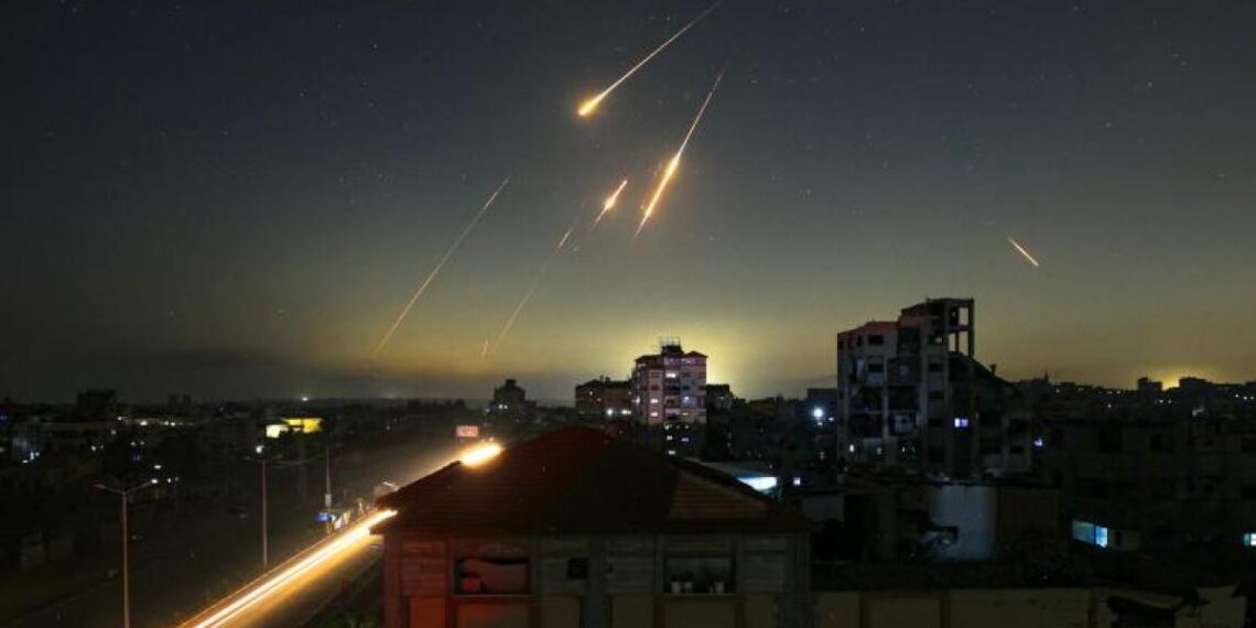Fuego israelí mata a 35 personas en Gaza; afirman que víctimas estaban en centro humanitario