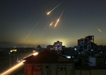 Fuego israelí mata a 35 personas en Gaza; médicos afirman que víctimas estaban en un centro humanitario