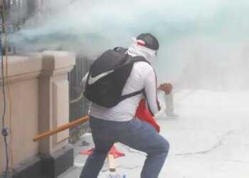 Personas encapuchadas intentan entrar por la fuerza a la Secretaría de Gobernación