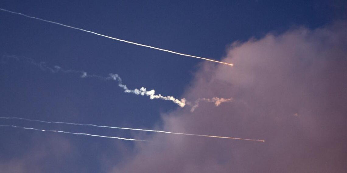 Irán lanza nueva andanada de ataques contra Israel