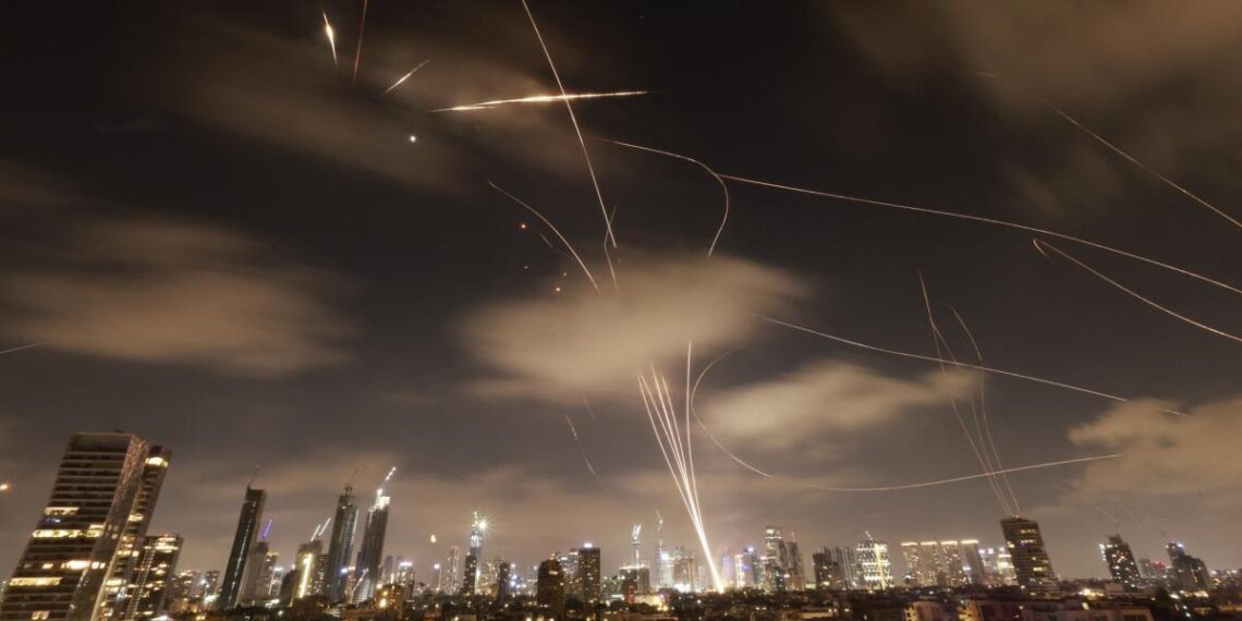 Israel ataca instalaciones nucleares en Irán y un misil daña un hospital israelí