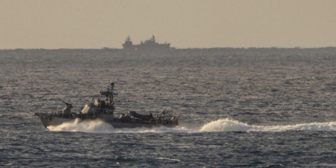 Israel ataca el puerto yemení de Hodeida, en manos de los hutíes, con su armada marina