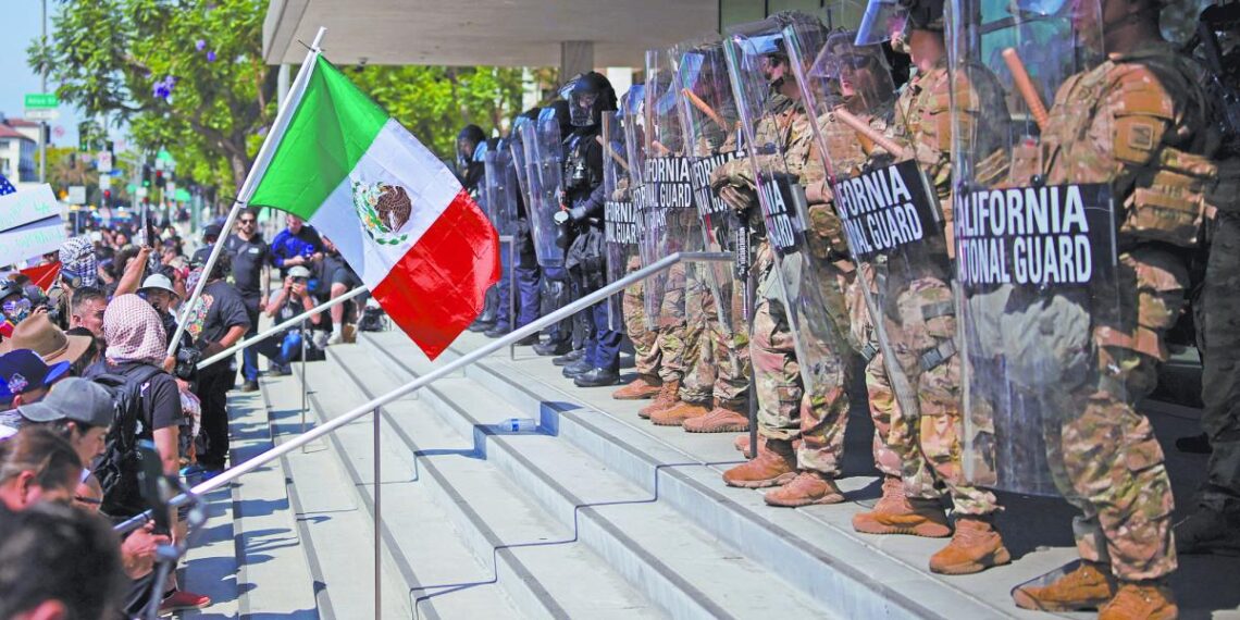 Militarizan a Los Ángeles; van 42 mexicanos detenidos