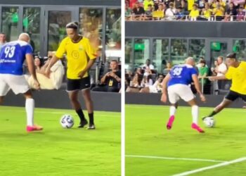 Ronaldinho 'le quiebra' la cintura al guardaespaldas de Messi en partido de exhibición; Andrés Guardado y Steve Nash también jugaron
