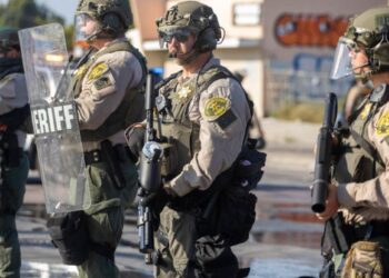 Sheinbaum pide a Estados Unidos no tratar a migrantes como criminales tras redadas en Los Ángeles