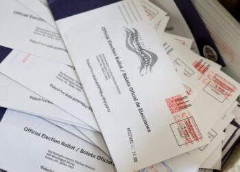 Tribunal frena iniciativa de Trump para cambiar registro electoral y el sistema de recuento de votos