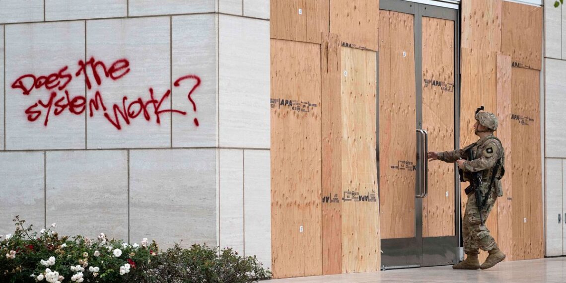 Trump pausa las redadas contra inmigrantes en agricultura y hostelería por presión política