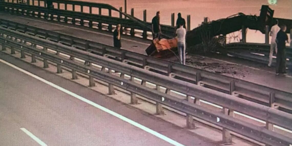 Ucrania ataca con explosivos submarinos el puente de Kerch en Crimea