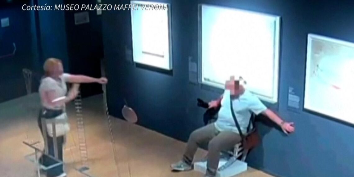 Un hombre se sentó en una silla recubierta de cristales… y la rompió