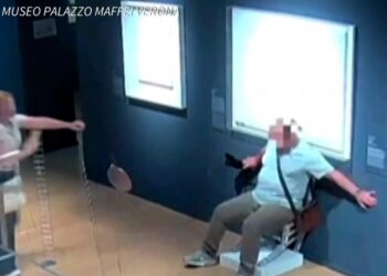 Un hombre se sentó en una silla recubierta de cristales… y la rompió