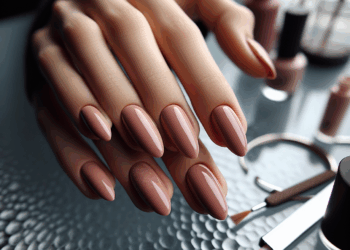 Uñas almendradas frosé, así se lleva la manicure favorita de Hailey Bieber en verano 2025