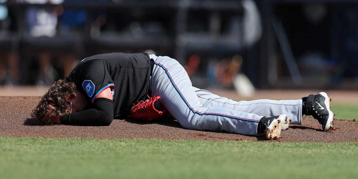 ¡Fuego amigo! Pitcher fue golpeado en la cabeza por su compañero