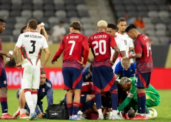 ¡'Piojo' enciende las alarmas! Jugador costarricense salió lesionado de gravedad ante Surinam